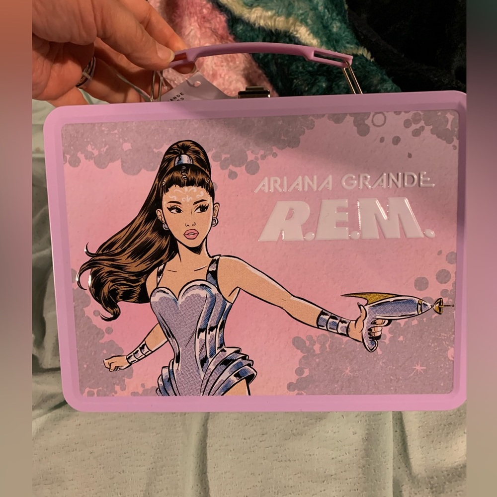 Ariana Grande REM lunchbox